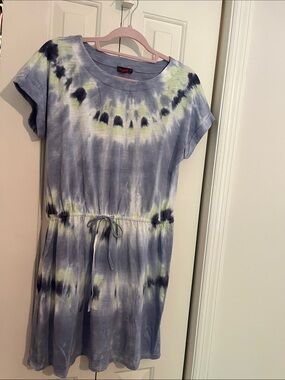 Vince Camuto Blue and Lime Tie-Dye Tee Dress